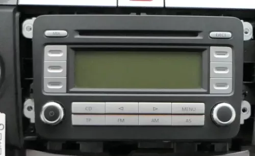 VW Golf 5 V Plus 6 VI Touran Caddy CD Radio RCD 300 5M0035186B mit Code (109673)