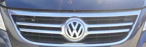 VW Tiguan 5N Grill Kühlergrill VW Zeichen Logo chrom silber 5N0853651C