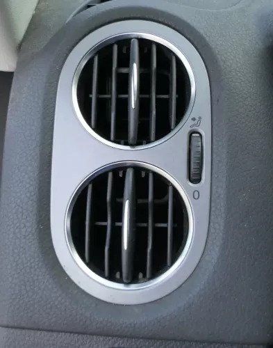 VW Tiguan 5N Lüftungsdüse Düse Lüftung vorne links 5N0819703A schwarz / chrom