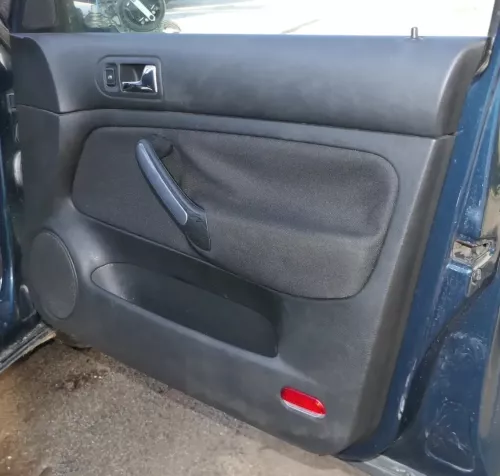 1x Golf 4 Bora Türverkleidung Verkleidung Tür vorne rechts 4/5-Türer schwarz (201333)