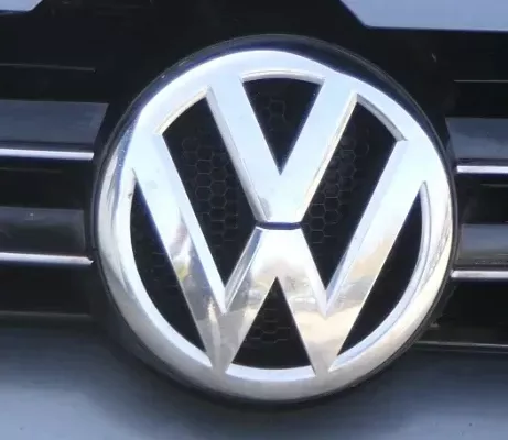 VW Golf 6 5K NUR Logo Emblem im Kühlergrill Grill Chrom 5K0853601E (201373)