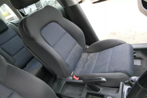 Q778 Audi A3 8P Sitz vorne links Fahrersitz 4/5-Türer schwarz blau (175045)