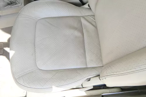 Q757 VW New Beetle 9C 1Y Sitz vorne links Fahrersitz Leder creme beige besch SHZ (175378)