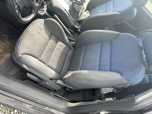 Q828 Audi A3 8L Sitz vorne links Fahrersitz 2/3-Türer vorn schwarz blau (177185)