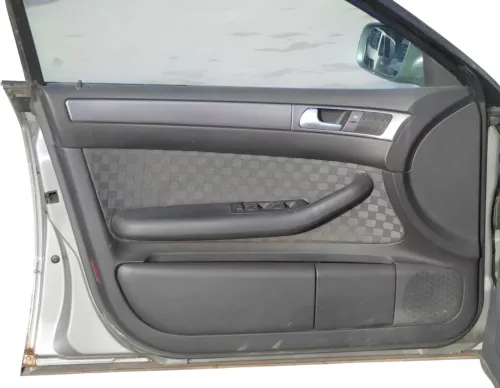 1x A6 4B Türverkleidung Verkleidung Tür vorne links schwarz (202047)