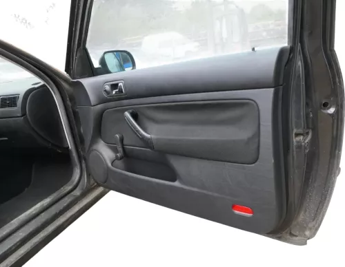 VW Golf 4 2/3-Türer Türverkleidung Verkleidung Tür vorne rechts schwarz Griff