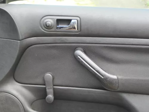 VW Golf 4 2/3-Türer Türverkleidung Verkleidung Tür vorne rechts schwarz Griff (202076)