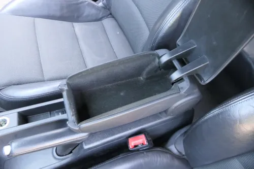 Audi A3 8P Mittelarmlehne Armlehne Fach original Leder - Griff defekt (202199)