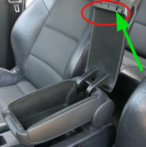 Audi A3 8P Mittelarmlehne Armlehne Fach original Leder - Griff defekt (202199)