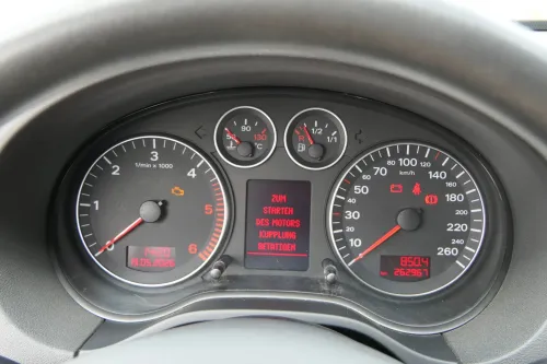 Audi A3 8P Tacho Tachometer Kombiinstrument 8P0920931E 1.9 Diesel TDI 262.000km